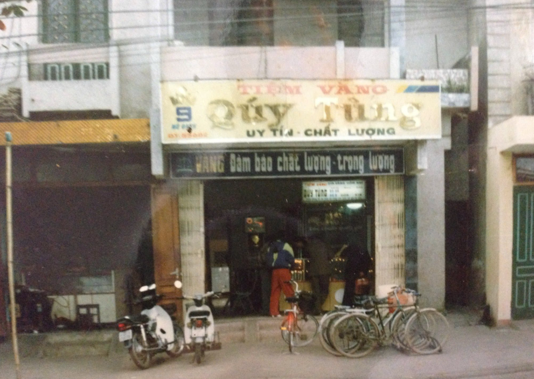 Không gian trưng bày sản phẩm sang trọng tại showroom Vàng Quý Tùng